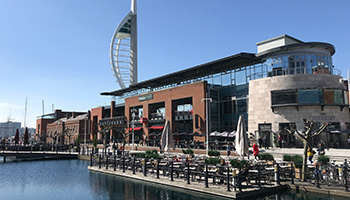 In Portsmouth ist die maritime Vergangenheit Großbritanniens allgegenwärtig. Die Mary Rose und die Victory, Flaggschiffe Henrys VIII. und Lord Nelsons, liegen im historischen Hafen.