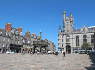 Aberdeen beeindruckt durch die vielen Granitbauten, die ihr Beinamen „Silver City“ eintrugen, was sich auf das Aussehen der Häuser im Sonnenschein bezieht.