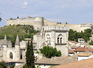 Avignon war lange Jahre der Sitz des Papstes (1309 – 1376). Der wehrhafte Papstpalast steht mitten im Zentrum und wird von zahlreichen Touristen aus aller Welt besucht.