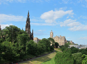 Die architektonische Vielfalt mit dem harmonischen Nebeneinander von klassizistischer Neustadt und der Altstadt sowie die Lage machen Edinburgh zu einer der schönsten Städte Europas.