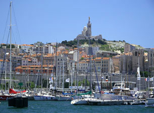 Besucher Marseilles erfreuen sich an der bunten Mischung aus geschichtlich bedeutsamen Bauten, der großartigen Landschaft und dem lebendigen Treiben.