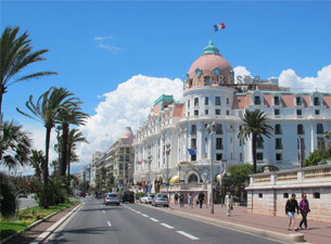 Nizza-Frankreich Die breite Straße – begrenzt durch das tiefblaue Meer und die Altstadt – gehört zum Eindrucksvollsten, was die Mittelmeerküste zu bieten hat.
