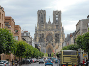 Reims-Frankreich Reims wurde vor allem durch zwei Dinge bekannt. Die weltbekannte Kathedrale und Champagner. Die alte Stadt überzeugt durch gepflegte Parks und breite Prachtstraßen.