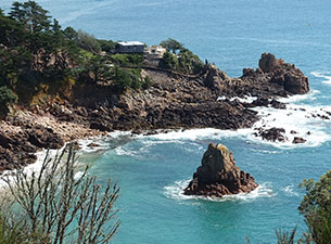 Saint-Malo wird auf drei SeitenVon Saint Malo kann man unkompliziert für einen Tagesausflug nach Jersey, der südlichsten der Kanalinseln, fahren. Die Überfahrt dauert ca. 1,5 bis 2 h. von Wasser umspült: im Norden vom Meer, im Osten von den Hafenbecken und im Westen von der Rance-Mündung.