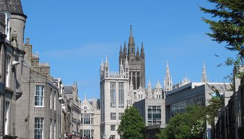 Aberdeen beeindruckt durch die vielen Granitbauten, die ihr Beinamen „Silver City“ eintrugen, was sich auf das Aussehen der Häuser im Sonnenschein bezieht.