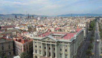 Barcelona, die Hauptstadt Kataloniens, ist eine mediterrane Weltstadt, in der man Spuren der römischen Herrschaft, mittelalterliche Stadtviertel und beeindruckende Bauten des 20. Jahrhunderts bewundern kann.