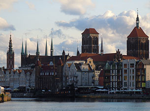 danzig-Polen Bereits 1000 Jahre ist Danzig alt – und doch eine unglaublich junge Stadt. Attraktiv nahe der Weichselmündung an der Ostsee gelegen, bildet Danzig zusammen mit Gdynia und Sopot die „Dreistadt“.