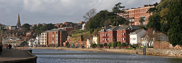 Exeter ist als Wohnort sehr begehrt – die überschaubare Größe und die landschaftlich sehr reizvolle Umgebung in der Nachbarschaft von Cornwall bieten eine hohe Lebensqualität.