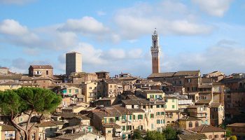 Die Toskana liegt ca. 500 m hoch und ist eine der berühmtesten Regionen Italiens. Romantische Dörfer mit spektakulären Ausblicken gehören zu den vielen beliebten Urlaubszielen des Landes.