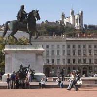 Die außerordentlich reizvolle Stadt hat mehrere Hochschulen, viele junge Leute bevölkern daher die malerische Kulisse. Einen besonderen Namen hat Lyon bei allen Feinschmeckern: Es gilt als die Hochburg der französischen Küche.