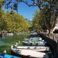 Die Stadt mit ihren vielen Altstadtgassen, der über dem Zentrum thronenden mittelalterlichen Burg und zahlreichen Wasserarmen ist die Reise wert. Nicht ohne Grund wird sie auch als das „Venedig Savoyens“ bezeichnet.