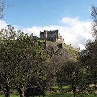 Die architektonische Vielfalt mit dem harmonischen Nebeneinander von klassizistischer Neustadt und der Altstadt sowie die Lage machen Edinburgh zu einer der schönsten Städte Europas.