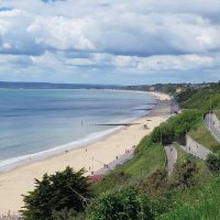 Bournemouth ist direkt am Wasser gelegen, sie beeindruckt mit einem 10 km langen Sandstrand und verbreitet an sonnigen Tagen fast mediterranes Flair.