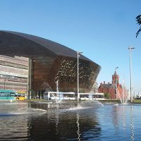 Obwohl Cardiff die Hauptstadt von Wales ist, gilt sie vielen nicht als typisch walisisch. Viele Einflüsse formten sie und das ist überall im Stadtbild zu entdecken.