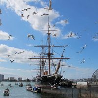 In Portsmouth ist die maritime Vergangenheit Großbritanniens allgegenwärtig. Die Mary Rose und die Victory, Flaggschiffe Henrys VIII. und Lord Nelsons, liegen im historischen Hafen.