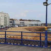 Eastbourne ist bekannt für Beachy Head und die Seven Sisters, die berühmten Kreidefelsformationen, die schroff aus dem Meer aufragen.