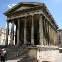 Nîmes liegt im Vorfeld der Cevennen und ist stark von der römischen Herrschaft geprägt. Die Römer machten die Stadt zu einer der schönsten ihres Reiches.