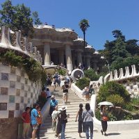 Barcelona, die Hauptstadt Kataloniens, ist eine mediterrane Weltstadt, in der man Spuren der römischen Herrschaft, mittelalterliche Stadtviertel und beeindruckende Bauten des 20. Jahrhunderts bewundern kann.