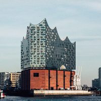 Als eine der wichtigsten europäischen Hafenstädte galt und gilt Hamburg als Synonym für Fernweh, Weite und das Meer.