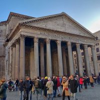 Das quirlige Leben auf den Straßen und Plätzen Roms macht einen Bummel durch die Innenstadt zu einem Erlebnis, das man nicht vergisst.