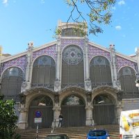 Nach einem anstrengenden Stadtbummel in Valencia kann an der Strandpromenade entspannt oder eine Kleinigkeit gegesessen werden – wurde hier doch die berühmte Paella erfunden.